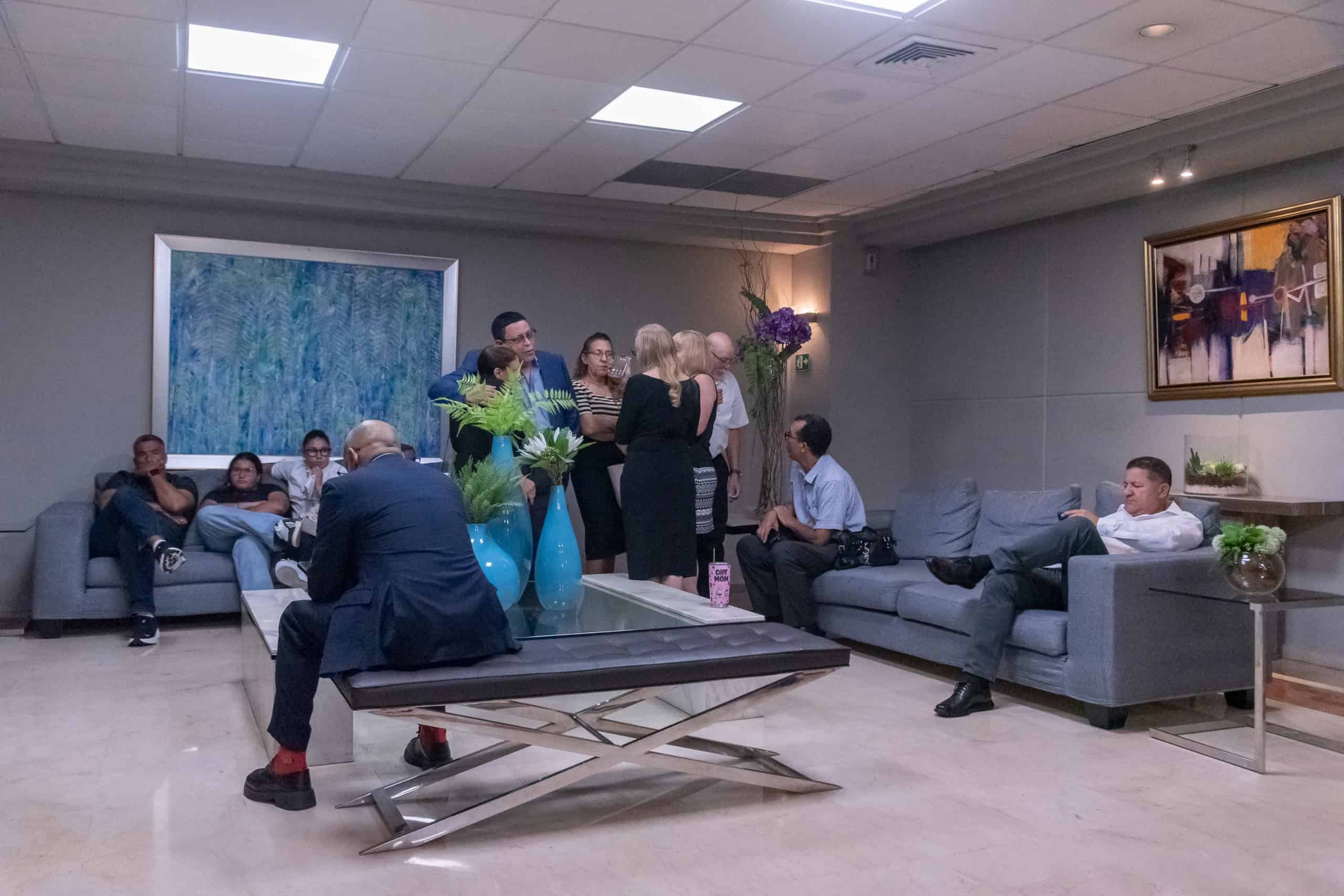 Un grupo de teatristas acudieron a despedir a Franklin Domínguez.