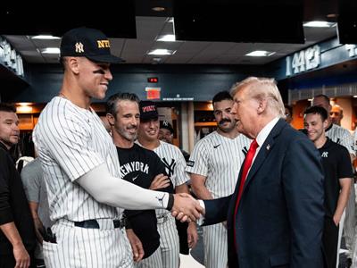 Aaron Judge alcanza al mítico DiMaggio con Trump en la grada de NY