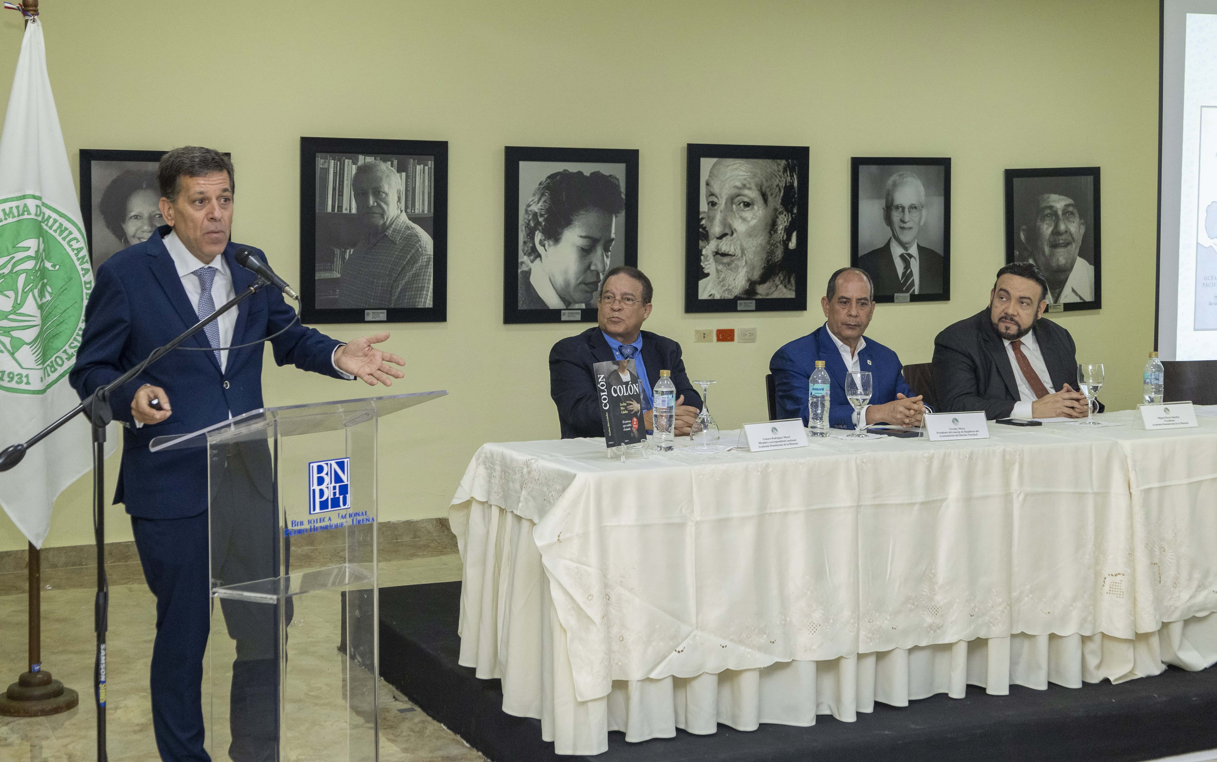 Esteban Mira Caballos al pronunciar su discurso.