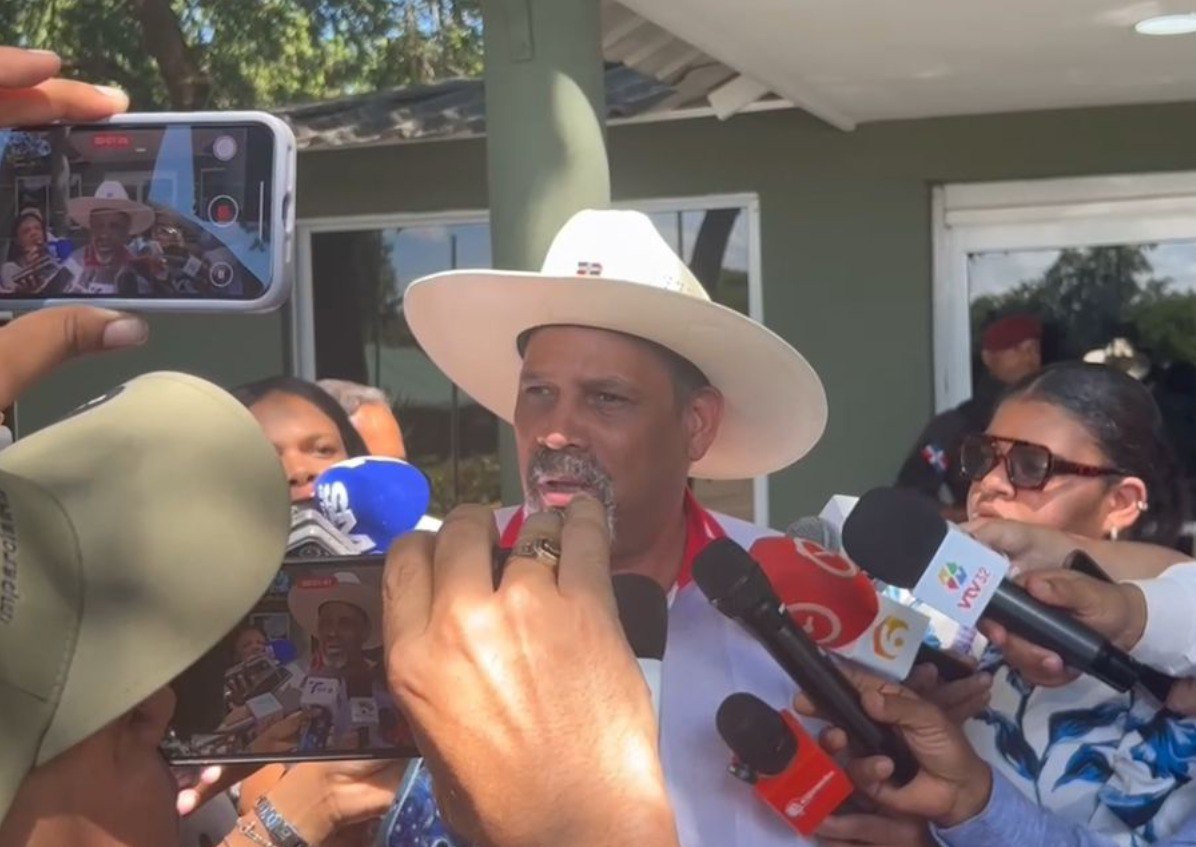 Alcalde de Dajabón denuncia complicidad en paso irregular de haitianos y respalda avances del muro fronterizo