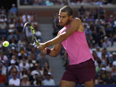 Alcaraz y Djokovic avanzan con desempeño distinto a cuartos de final