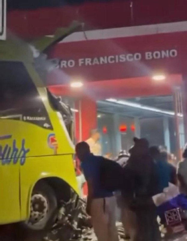 Autobús de Caribe Tour choca contra estación del Metro en la Núñez de Cáceres y hiere empleada