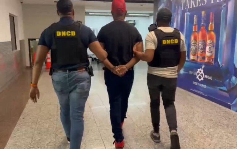 Autoridades arrestan hombre perseguido por alijo de 6,740 libras de marihuana