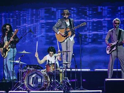 Bad Bunny y Morat arrasan en Premios Juventud