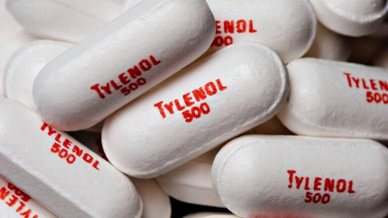 Caen 7.5% acciones de empresa dueña de Tylenol en el marco de señalamientos de Trump sobre riesgo de autismo