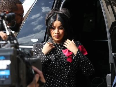 Cardi B celebra tras ser absuelta de agresión