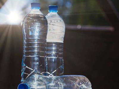 Conoce que le pasa a tu cuerpo al tomar agua calentada del sol