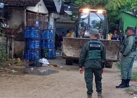 Desmantelan cuatro estructuras ilegales en Playa Sosúa, Puerto Plata