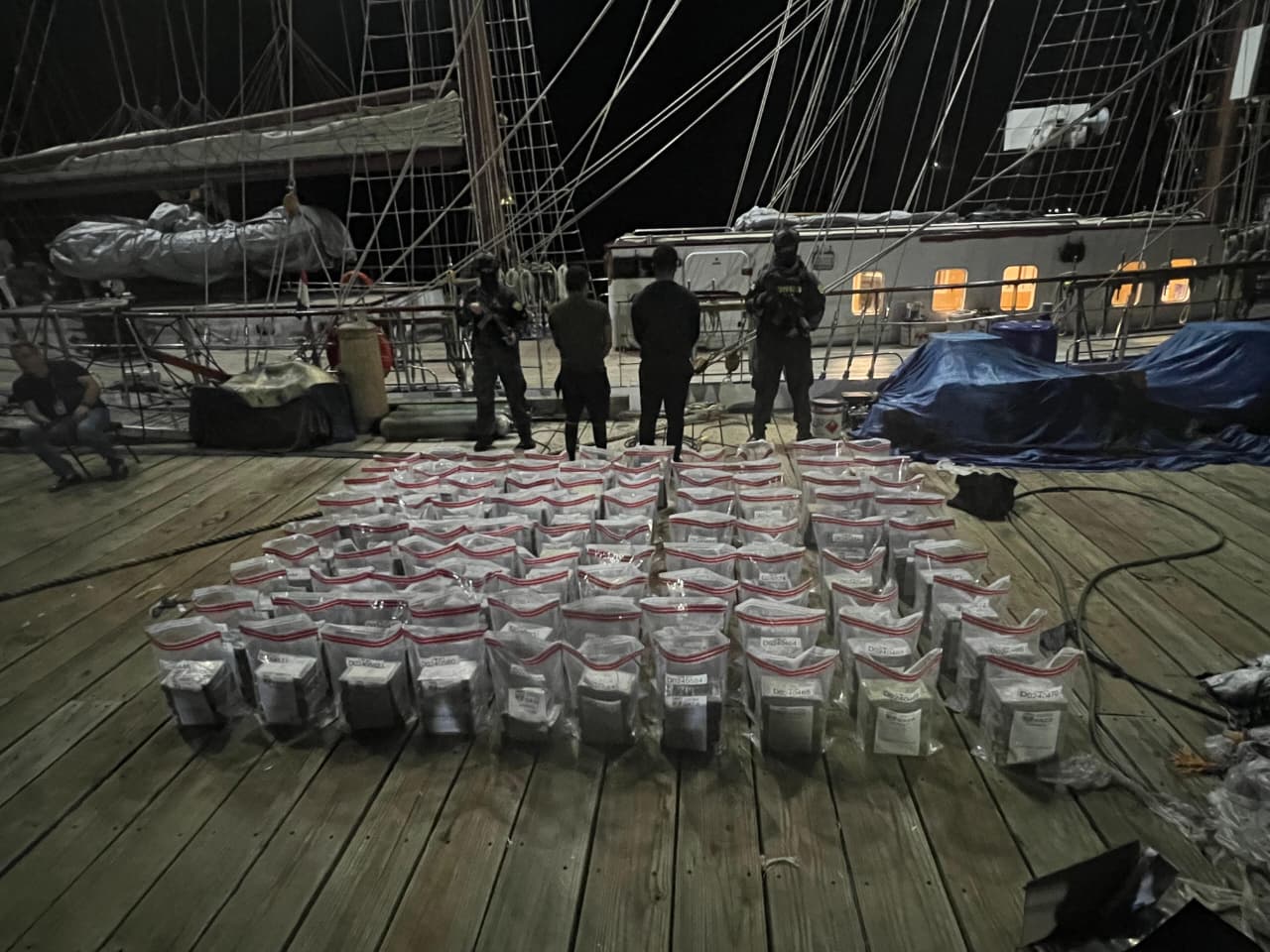 Detienen a dos personas en Peravia y decomisan 448 paquetes de cocaína.