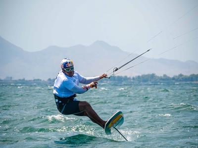 Deury Corniel se corona campeón en Copa de España Fórmula Kite