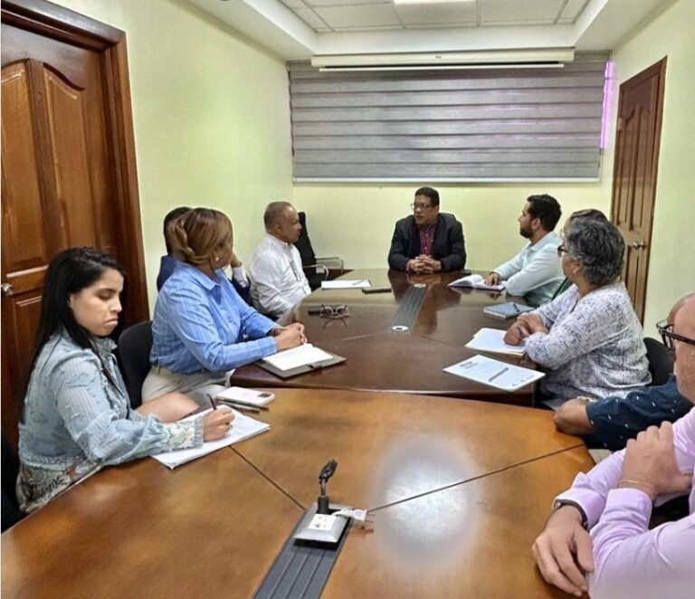 DGCP visita Ayuntamiento de Baní tras denuncia por irregularidades