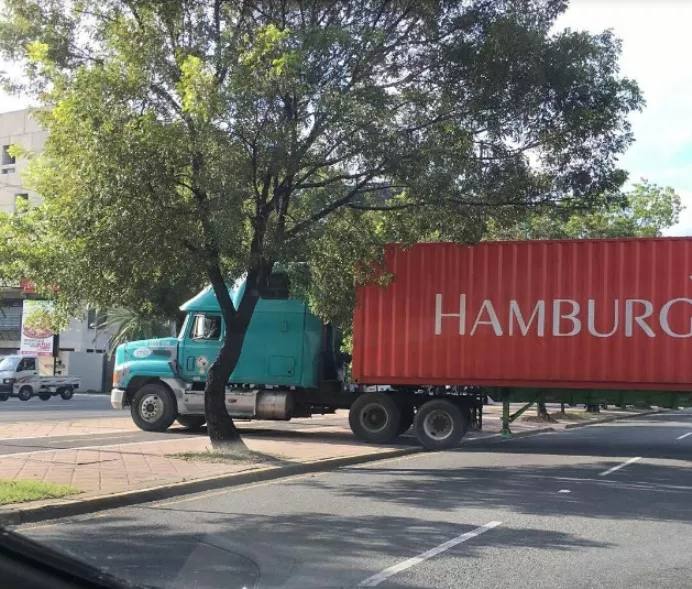 Digesett multa a 12 patanistas con RD$100 mil por dejar remolques en autopistas