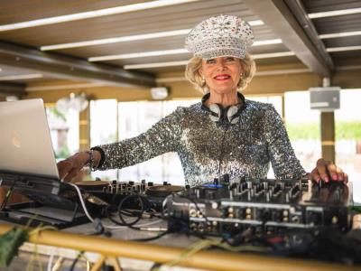 DJ Gloria conquista las discotecas a los 81 años