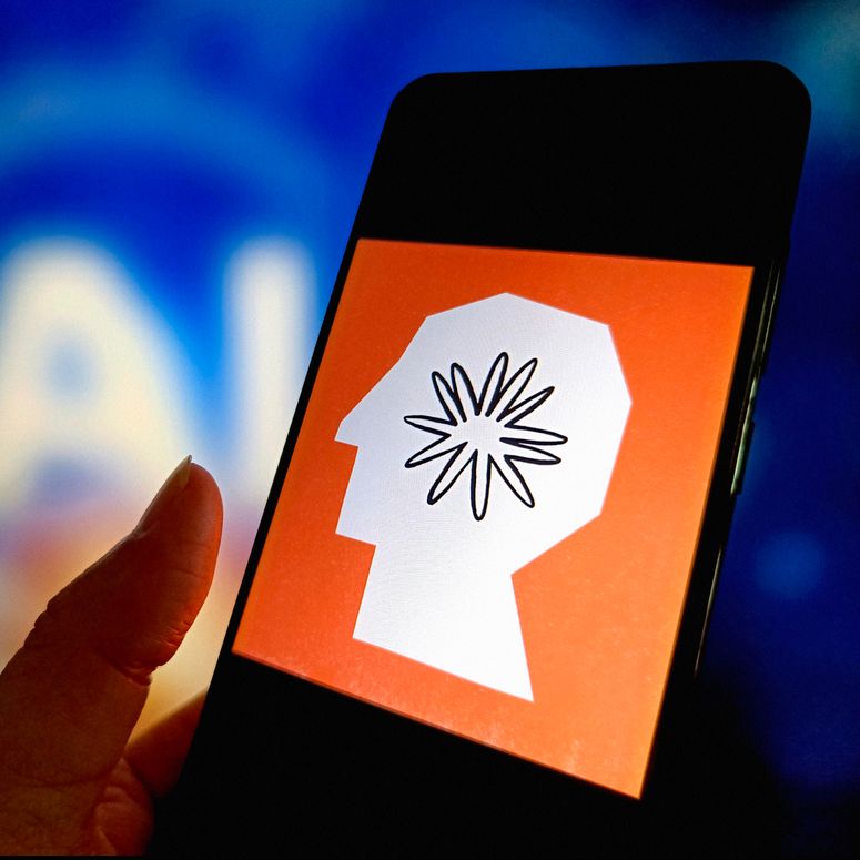 Persona sosteniendo un teléfono con el logo de Anthropic en la pantalla. 