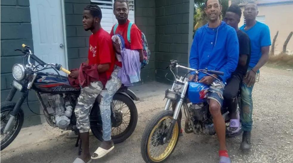 Ejército detiene haitianos indocumentados en motocicletas en zona costera de Montecristi