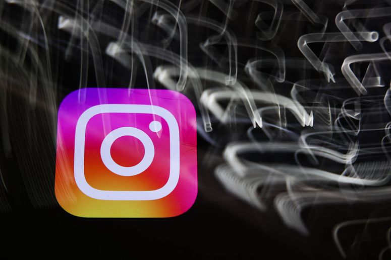 Logo de Instagram con un fondo negro. 