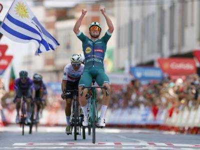 Entre protestas, Pedersen gana la 15ª etapa de la Vuelta a España