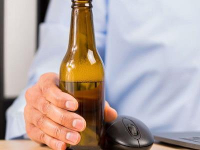 ¿Es apropiado beber cerveza sin alcohol en el trabajo?