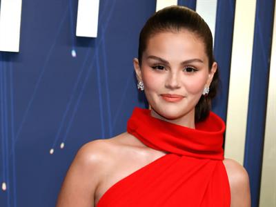 Estrellas de la televisión deslumbraron en la alfombra roja de los Emmy