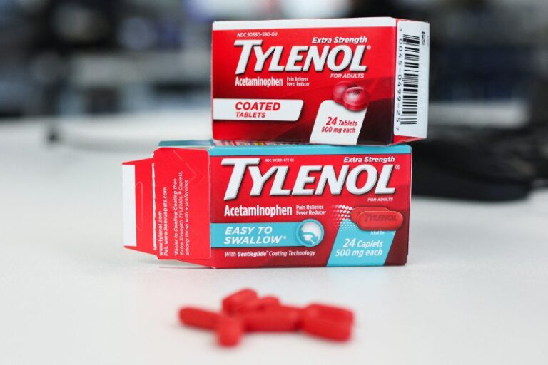 Fabricante de Tylenol rechaza afirmaciones de Trump sobre limitar su uso en embarazo