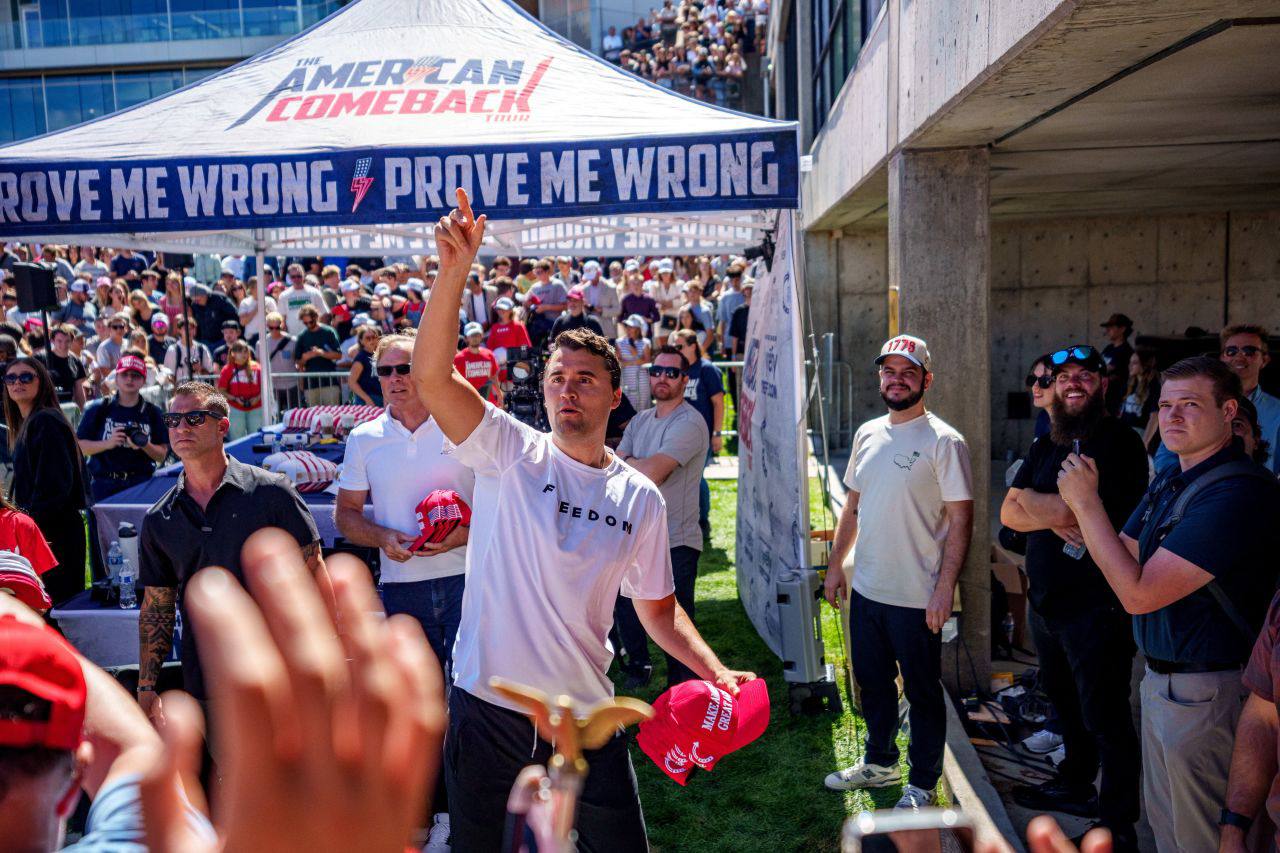 Fallece activista conservador Charlie Kirk, tras sufrir disparo en el cuello