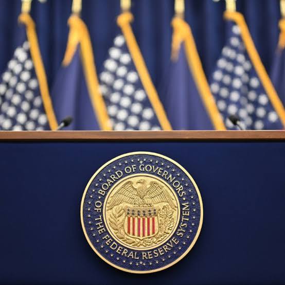 Fed recorta tasas por primera vez en 2025 por riesgos para el empleo en EE. UU.