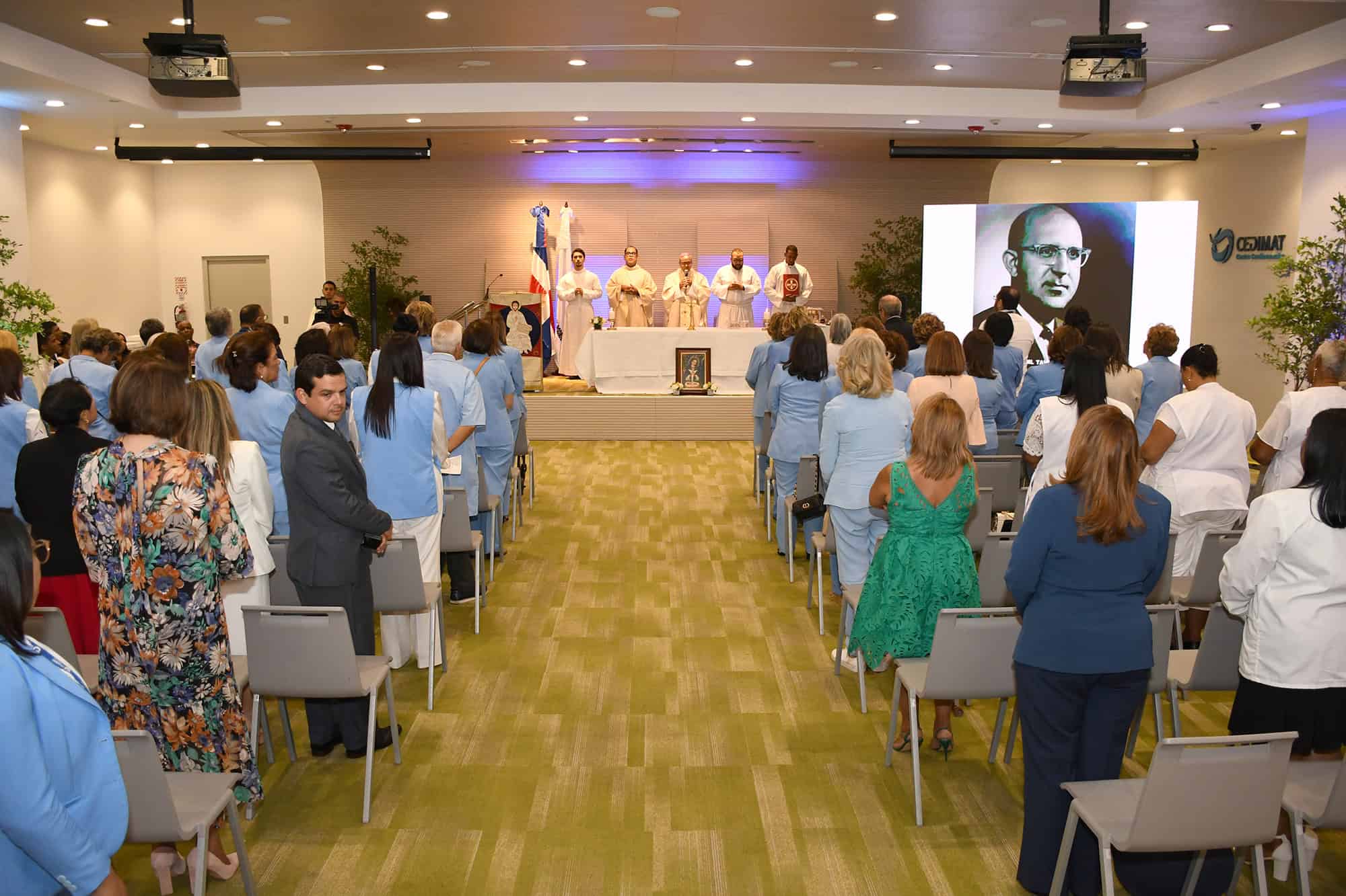 Asistentes de la eucaristía dedicada al 25 Aniversario Fundación Dr. Juan Manuel Taveras Rodríguez.