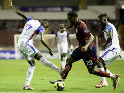 Fútbol: Haití silencia a Costa Rica y deja al Piojo contra las cuerdas