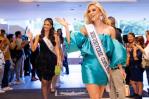 Las aspirantes a Miss Universo saludan y se toman fotografías con salvadoreños