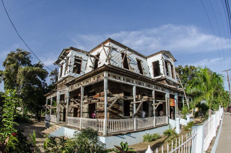 Incendio reduce a cenizas histórica Villa Doña Emilia, en Montecristi