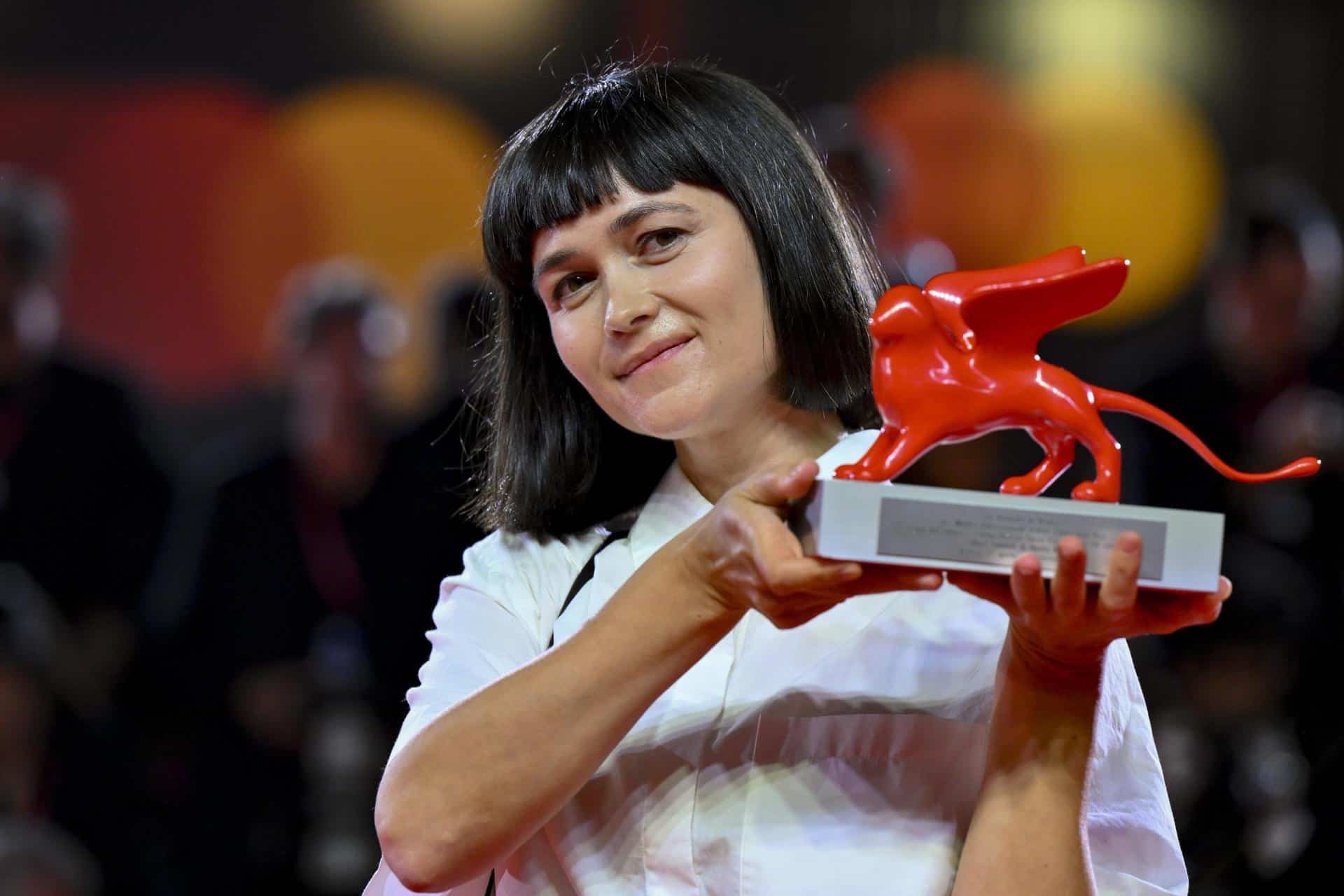 La directora Nastia Korkia posa con su León del Futuro “Luigi De Laurentiis” al Mejor Largometraje Debut por Short Summer, durante la clausura y ceremonia de premiación de la 82ª edición del Festival Internacional de Cine de Venecia, en Italia, el 6 de septiembre de 2025.