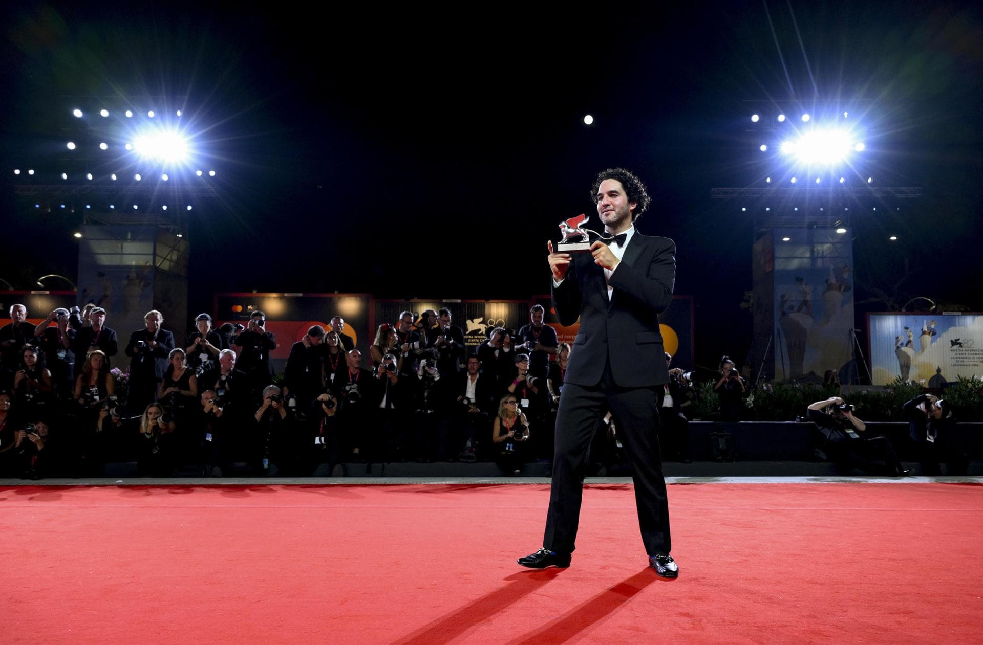 El director estadounidense Benny Safdie posa con su León de Plata a la Mejor Dirección por The Smashing Machine, durante la clausura y ceremonia de premiación de la 82ª edición del Festival Internacional de Cine de Venecia, en Italia, el 6 de septiembre de 2025.