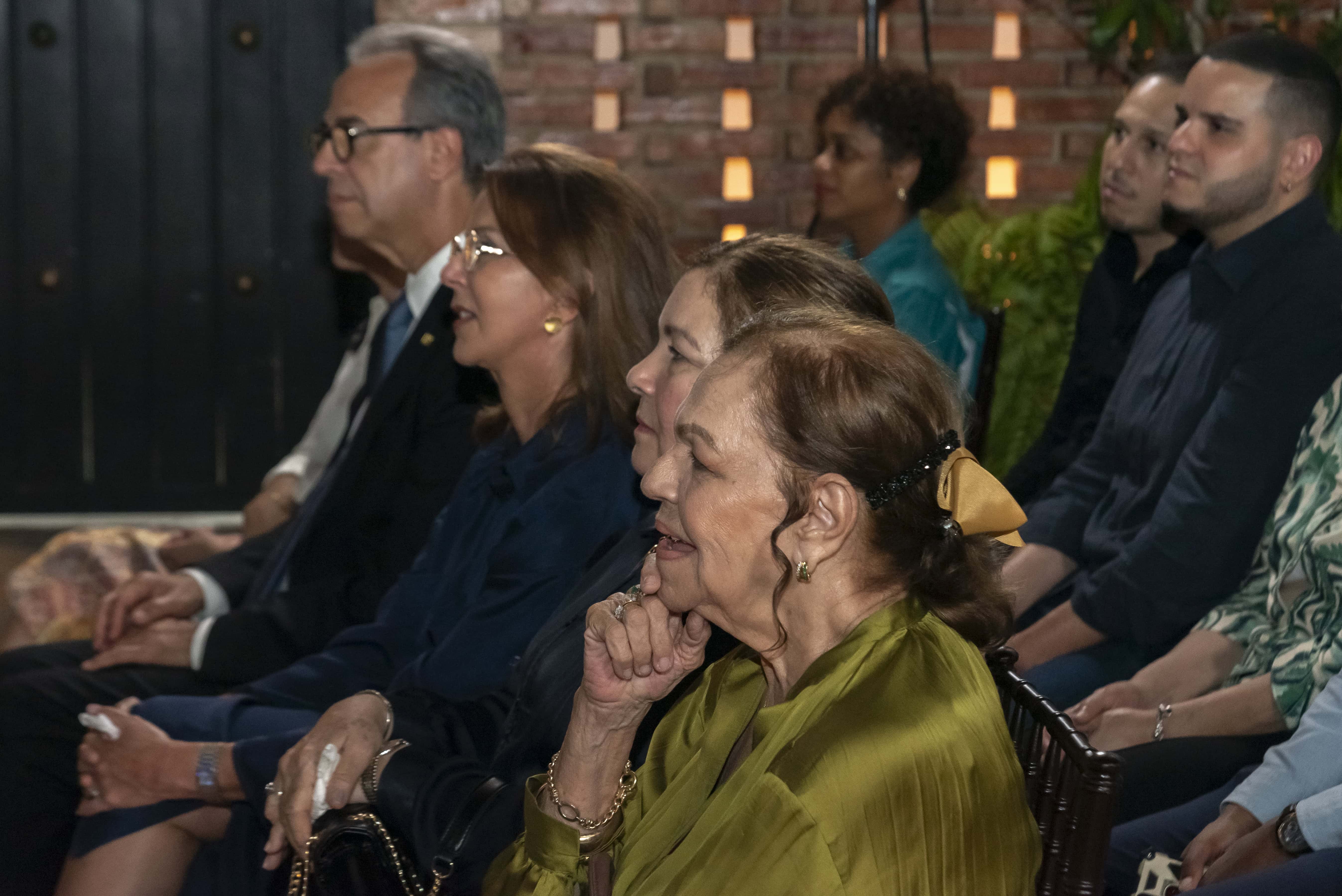 Josefina Miniño asistió al conversatorio de su hijo, José Antonio Molina.