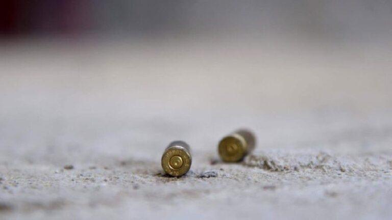 Joven de 20 años es asesinada a tiros por su expareja en Haina; un raso de la Armada
