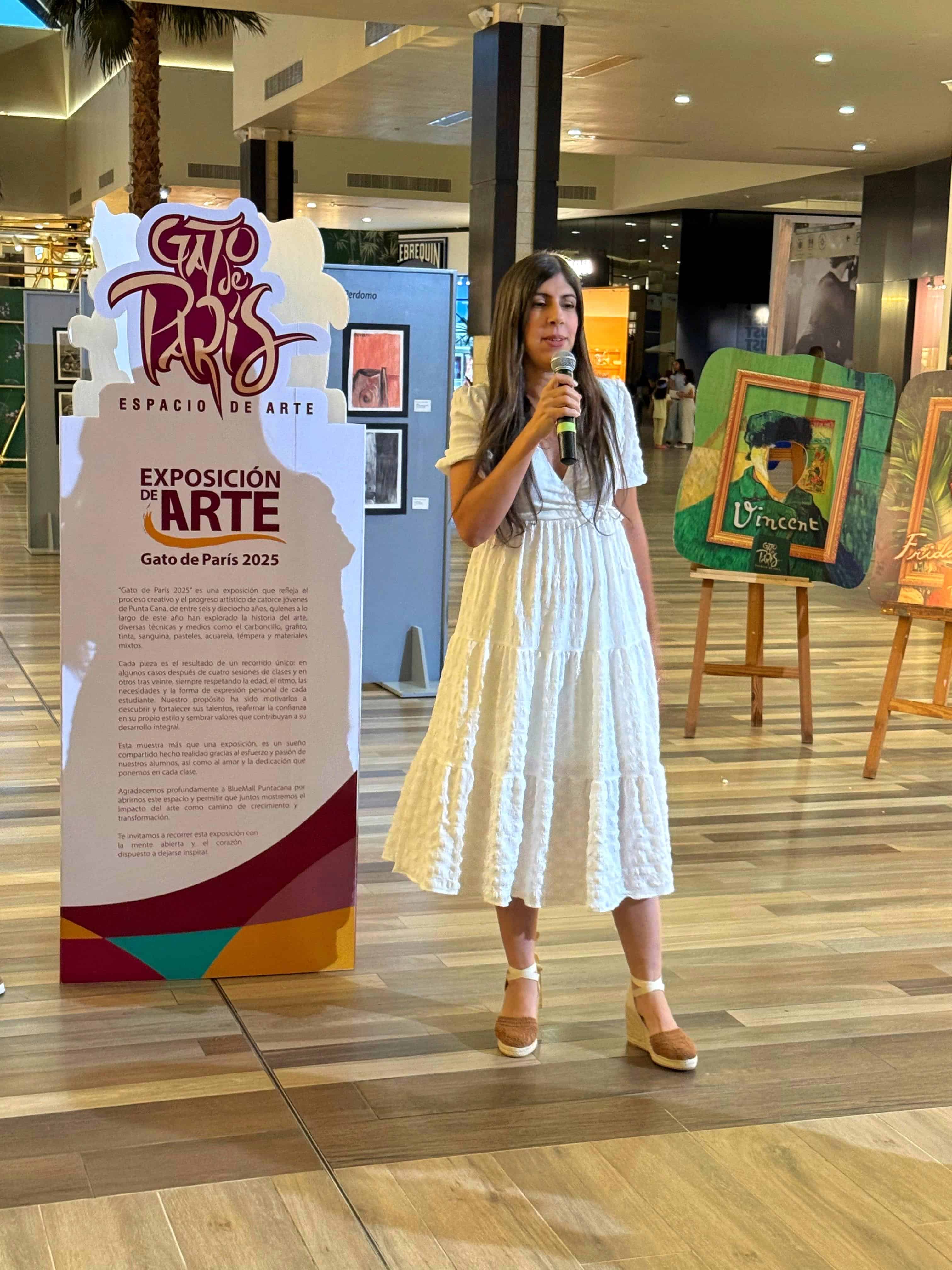 La profesora Eva Camilo, directora y fundadora de Gato de París, durante la inauguración de la exposición “Gato de París 2025” en BlueMall Puntacana.