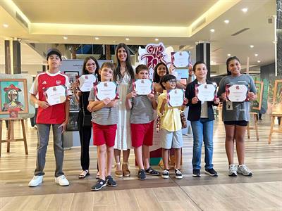 Jóvenes artistas en Blue Mall Puntacana: exposición Gato de París 2025