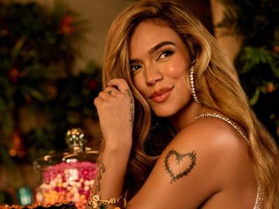 Karol G reina en el cabaret parisino en un espectáculo sin teléfonos