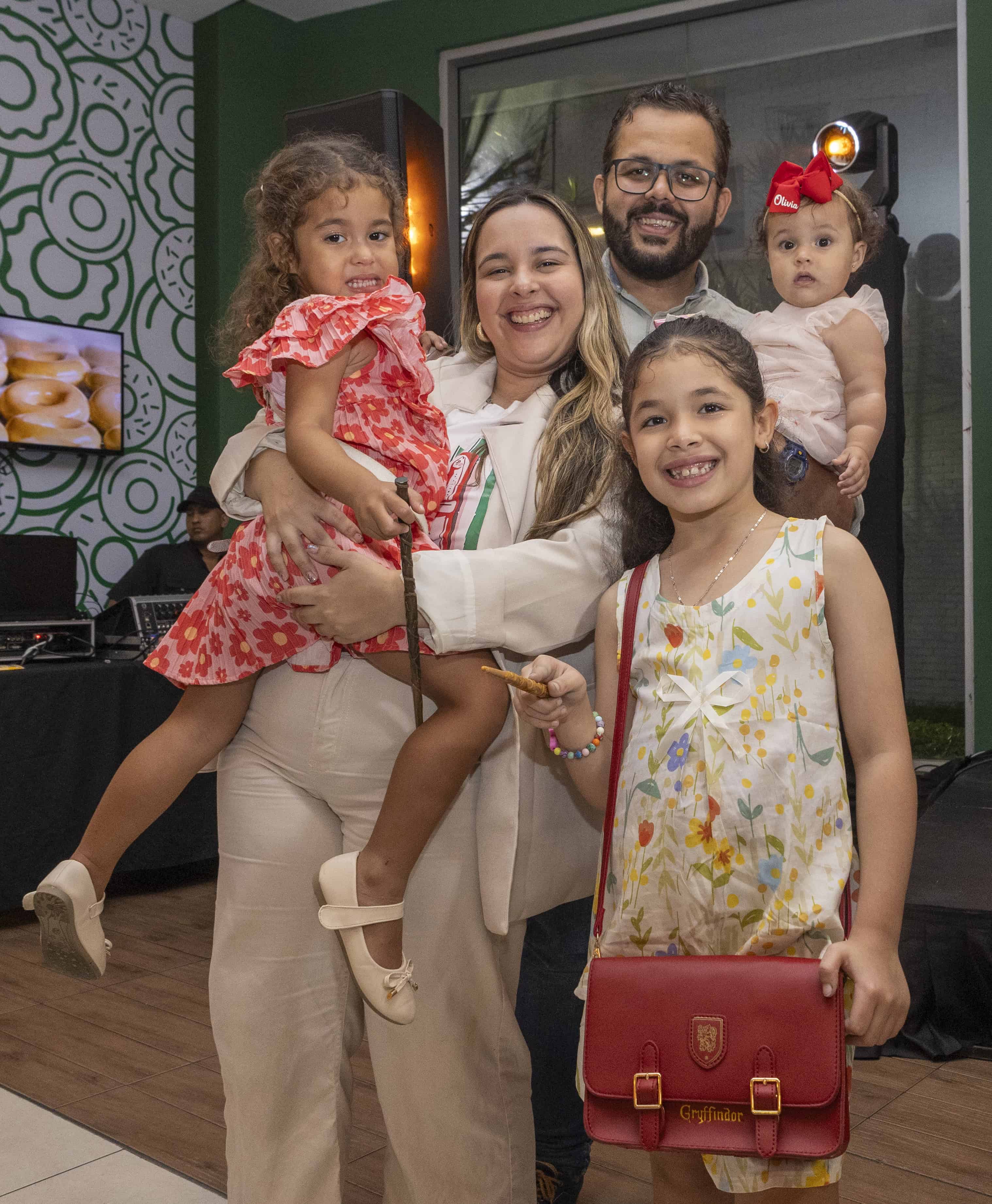 Argelif Sequera y Eduardo Pérez, junto a los niños Manuela Rodríguez, Zoe Pérez y Olivia Pérez.