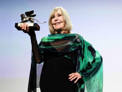La legendaria actriz Kim Novak recibe el León de Oro veneciano