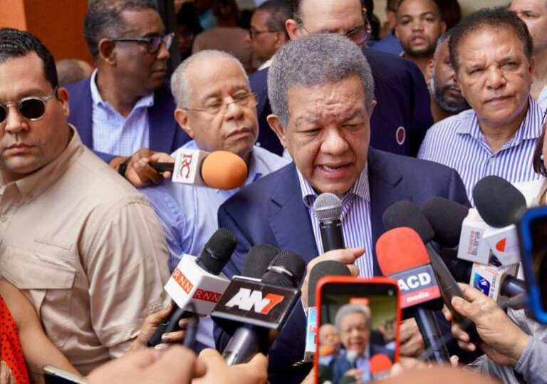 Leonel Fernández fue ratificado como presidente de la Fuerza del Pueblo