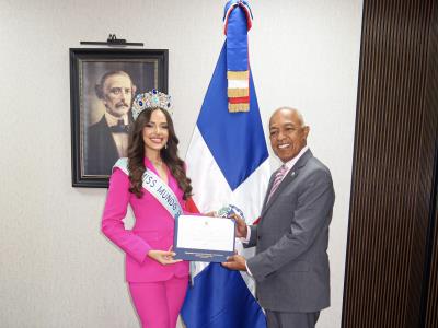Mayra Delgado es reconocida en el City Hall de New Jersey