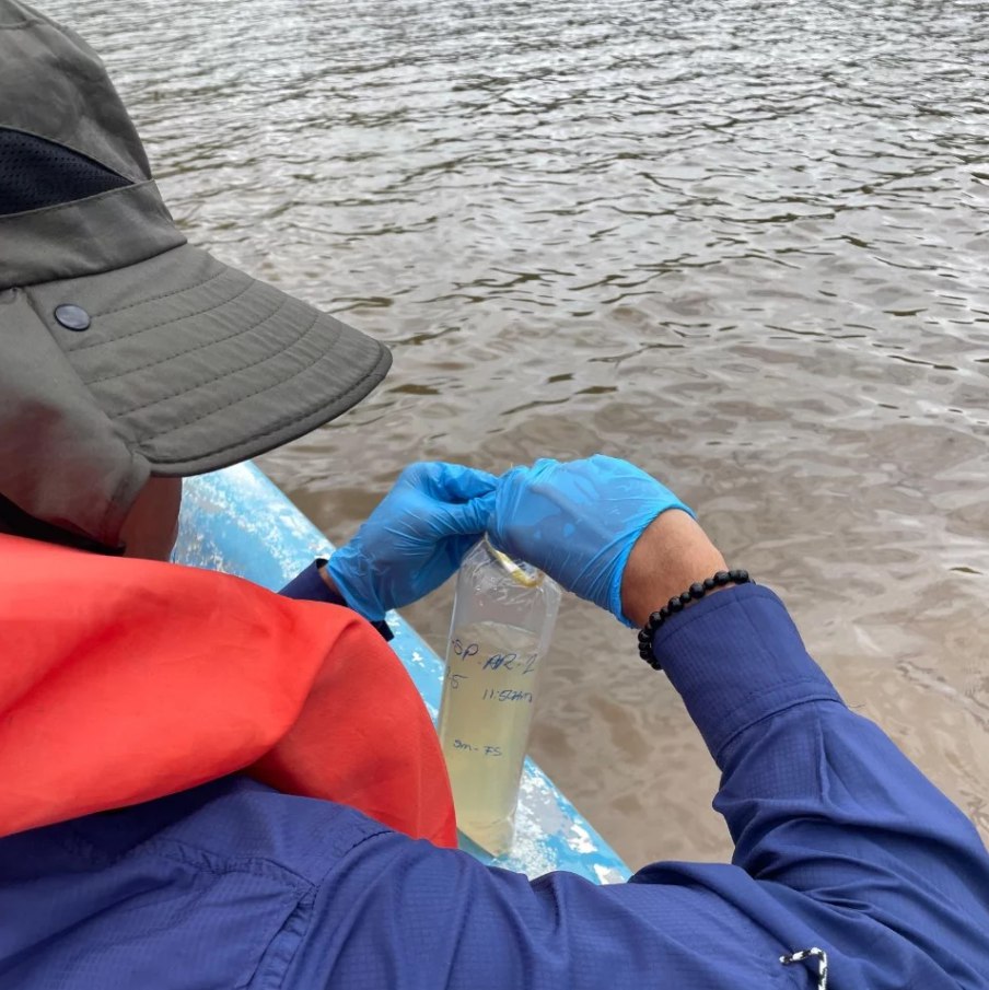 Medio ambiente investiga muerte de peces en el río Soco