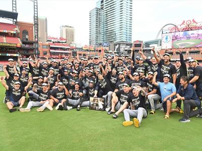 Milwaukee repite título divisional y Mets siguen en caída libre