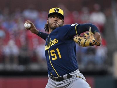 MLB: Freddy Peralta sale sin decisión en derrota de los Cerveceros