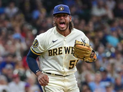 MLB: Freddy Peralta se inserta en la élite del pitcheo criollo
