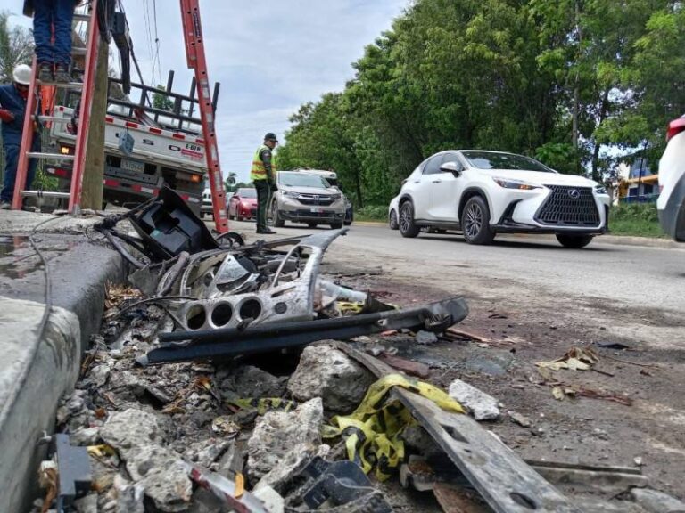 Mueren cuatro adolescentes al estrellarse camioneta en Santiago; otros cuatro están heridos