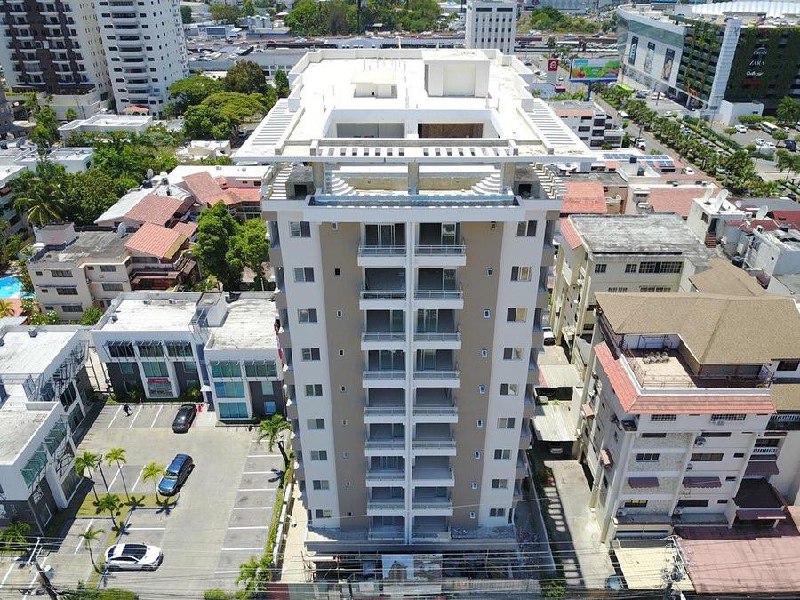 Mujer cae desde tercer piso de torre en Piantini tras gritar «¡Socorro!», en un hecho aún no esclarecido