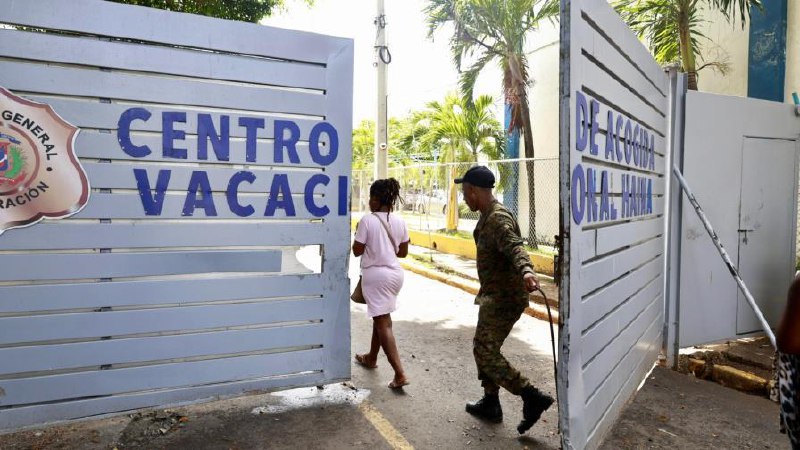 Mujer detenida por Migración muere tras sufrir un paro cardíaco en centro de retención