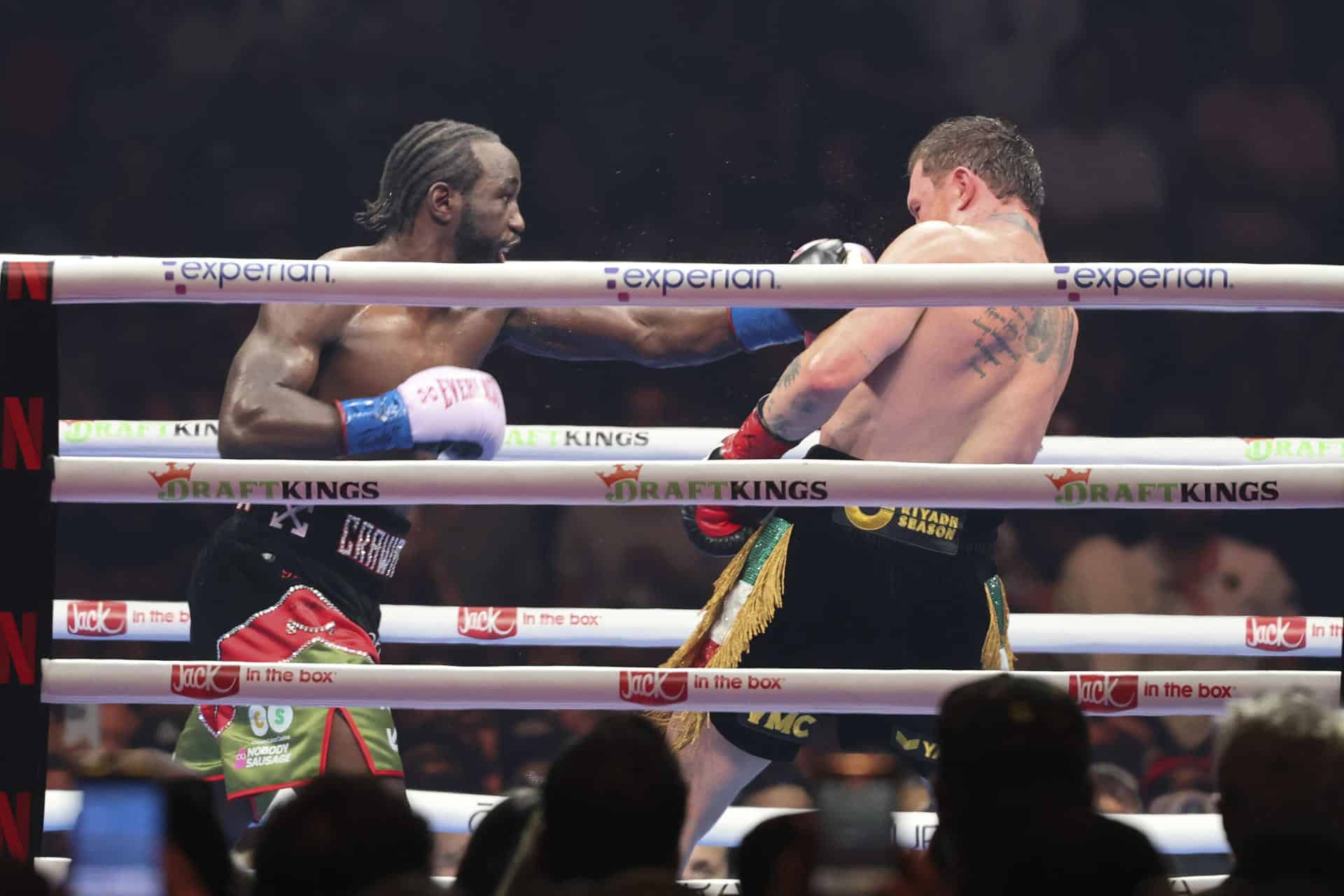 El mexicano Saúl Canelo Álvarez se enfrenta al estadounidense Terence Crawford, este sábado, en el Allegiant Stadium en Las Vegas (EE. UU.). 