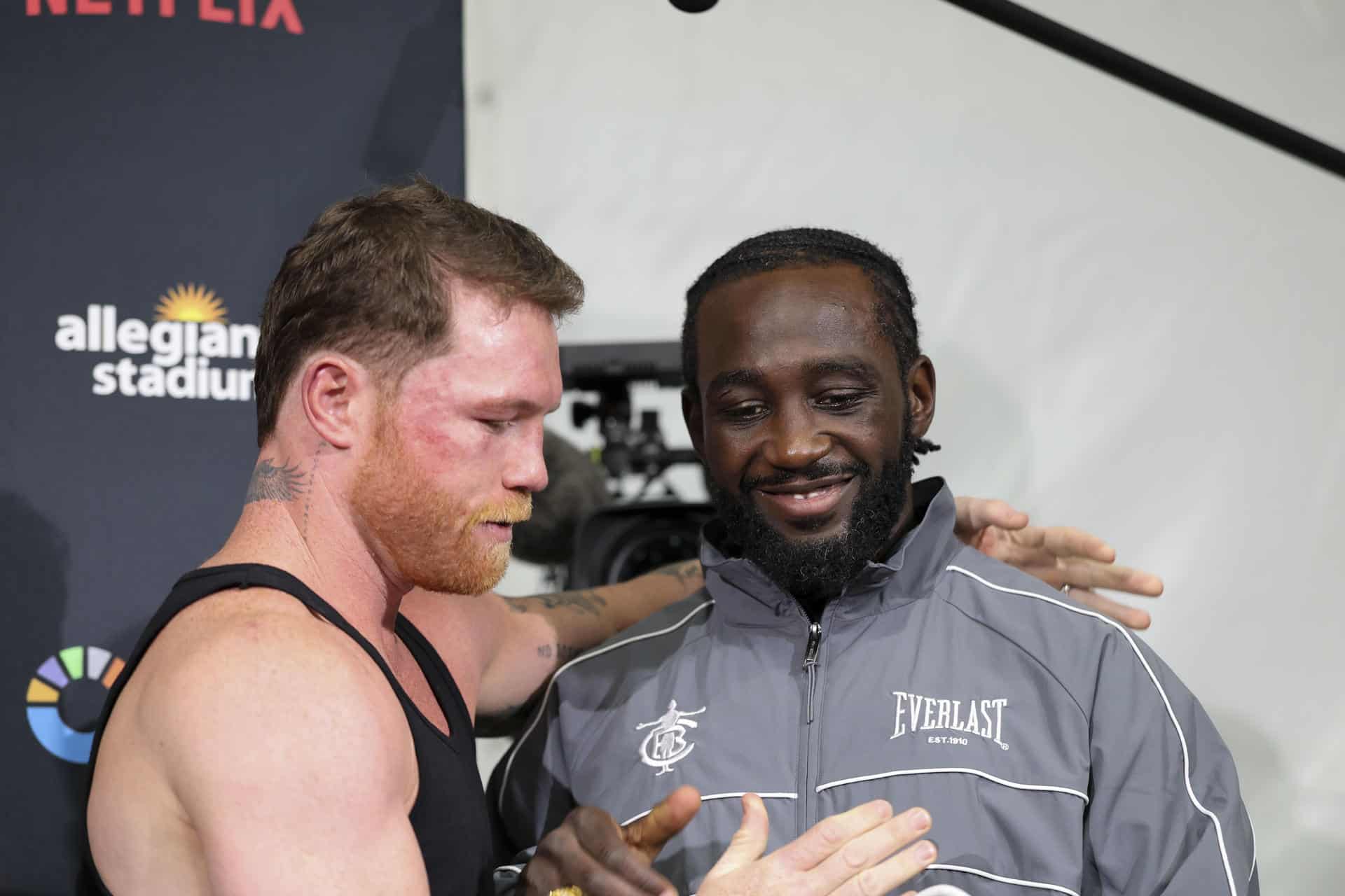 El boxeador estadounidense Terence Crawford (d) junto al mexicano Saúl 'Canelo' Álvarez durante la rueda de prensa posterior al combate que se ha celebrado este sábado, en el Allegiant Stadium en Las Vegas (EE. UU.). 
